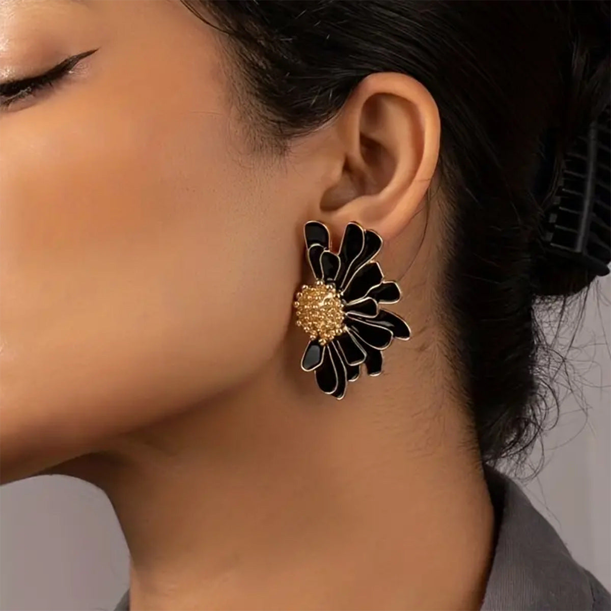 Boucles d’oreilles fleur noire dorée