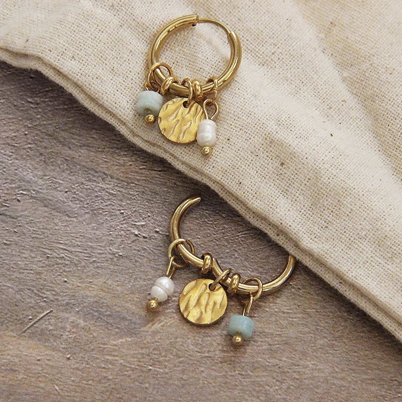 Boucles d’oreilles rondes dorées pierres naturelles et perles