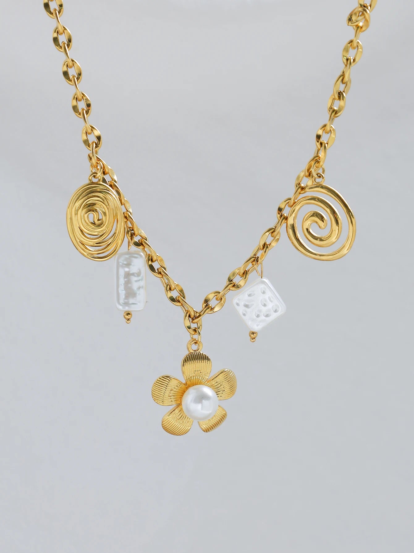 Collier à breloques fleur et perle