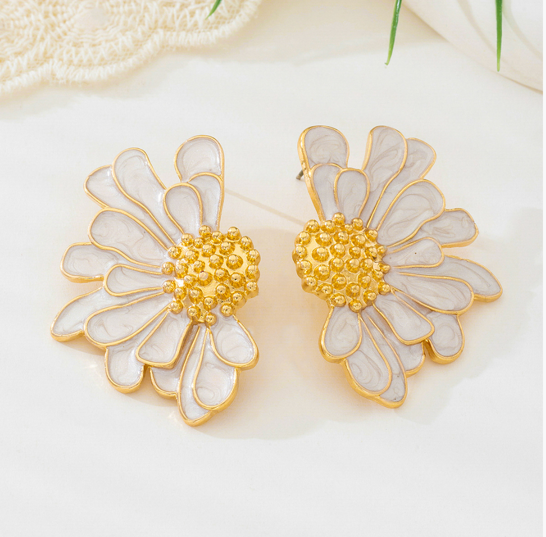 Boucles d’oreilles fleur blanche doré