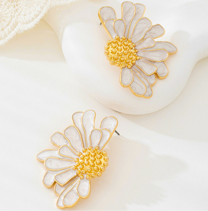 Boucles d’oreilles fleur blanche doré