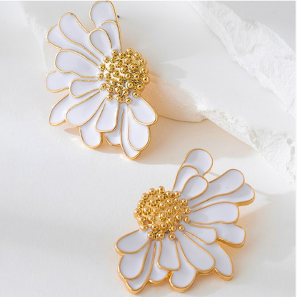 Boucles d’oreilles fleur blanche doré