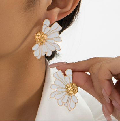 Boucles d’oreilles fleur blanche doré