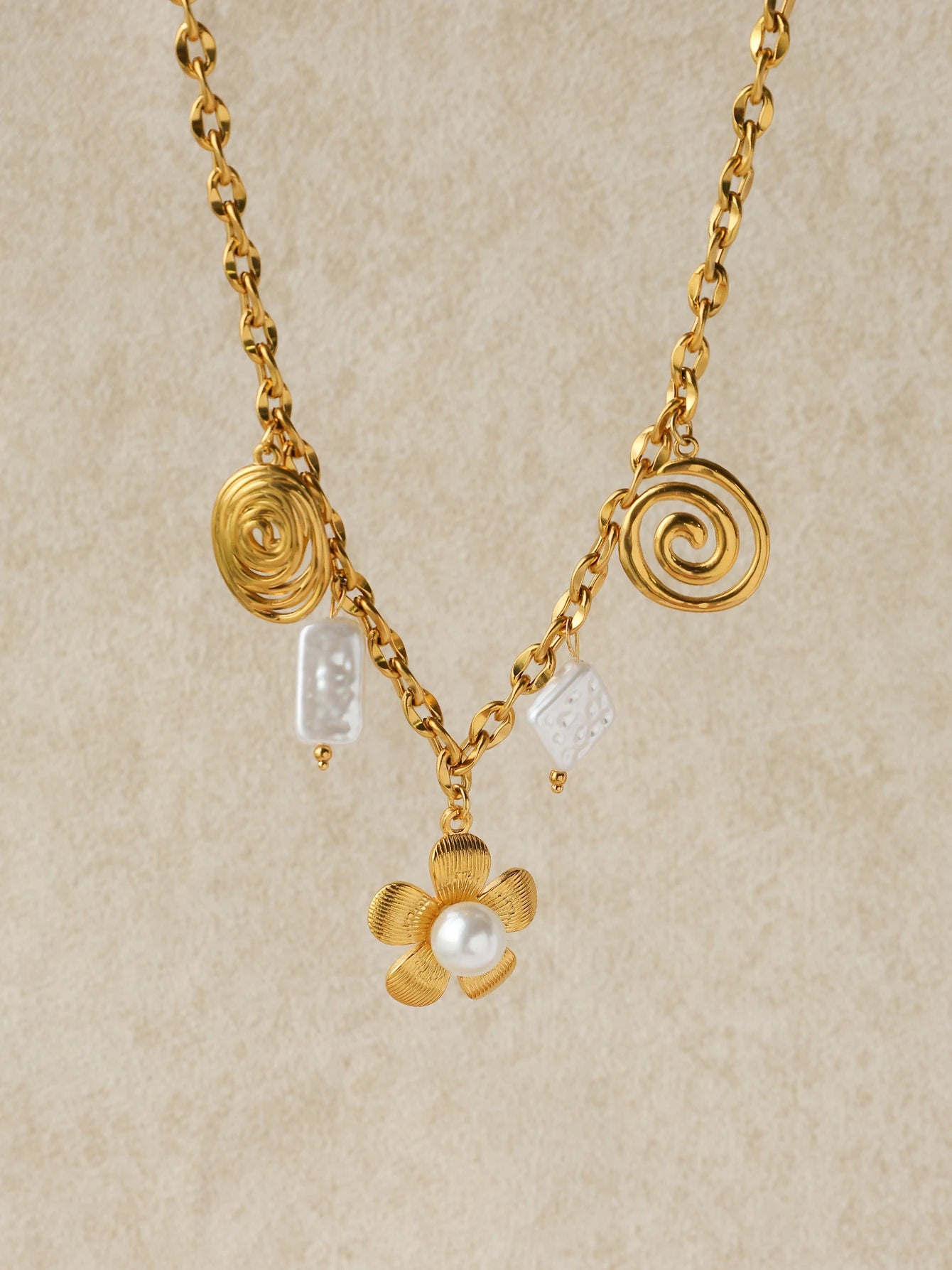 Collier à breloques fleur et perle