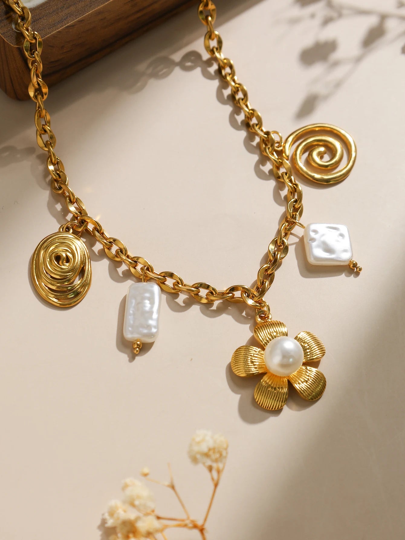 Collier à breloques fleur et perle