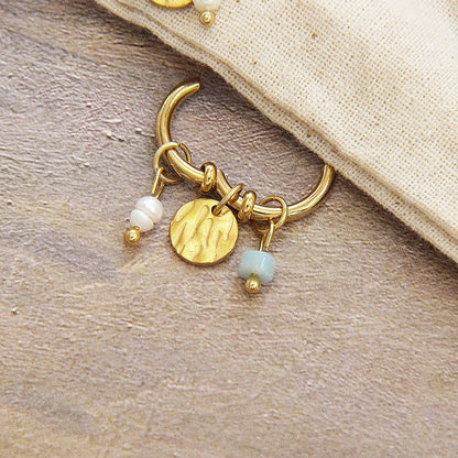 Boucles d’oreilles rondes dorées pierres naturelles et perles