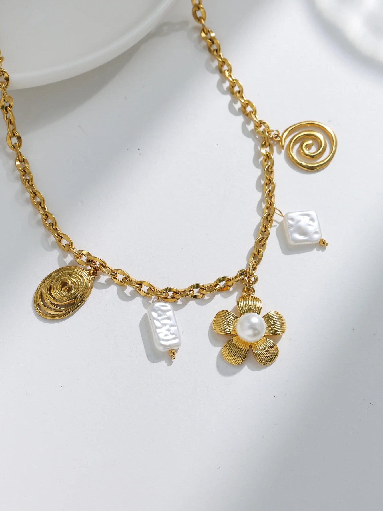 Collier à breloques fleur et perle